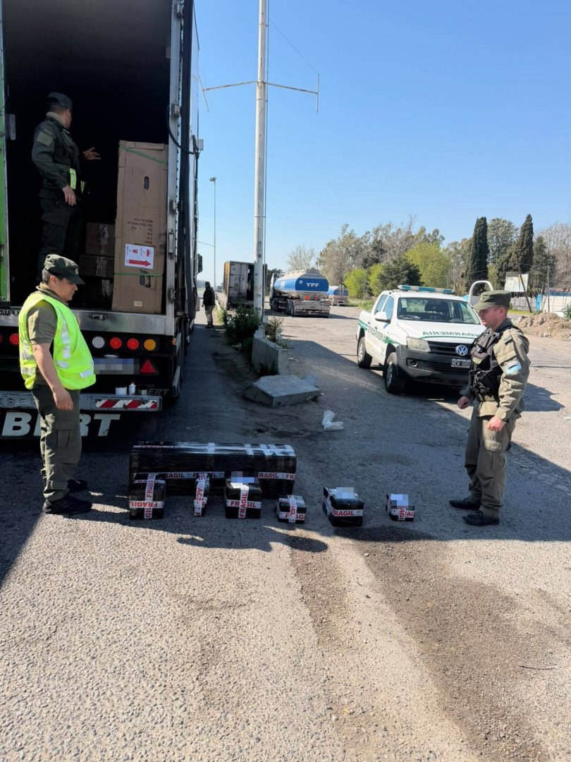 Operativo de Gendarmería en Zárate donde fueron secuestradas armas y miles de municiones transportadas en encomiendas