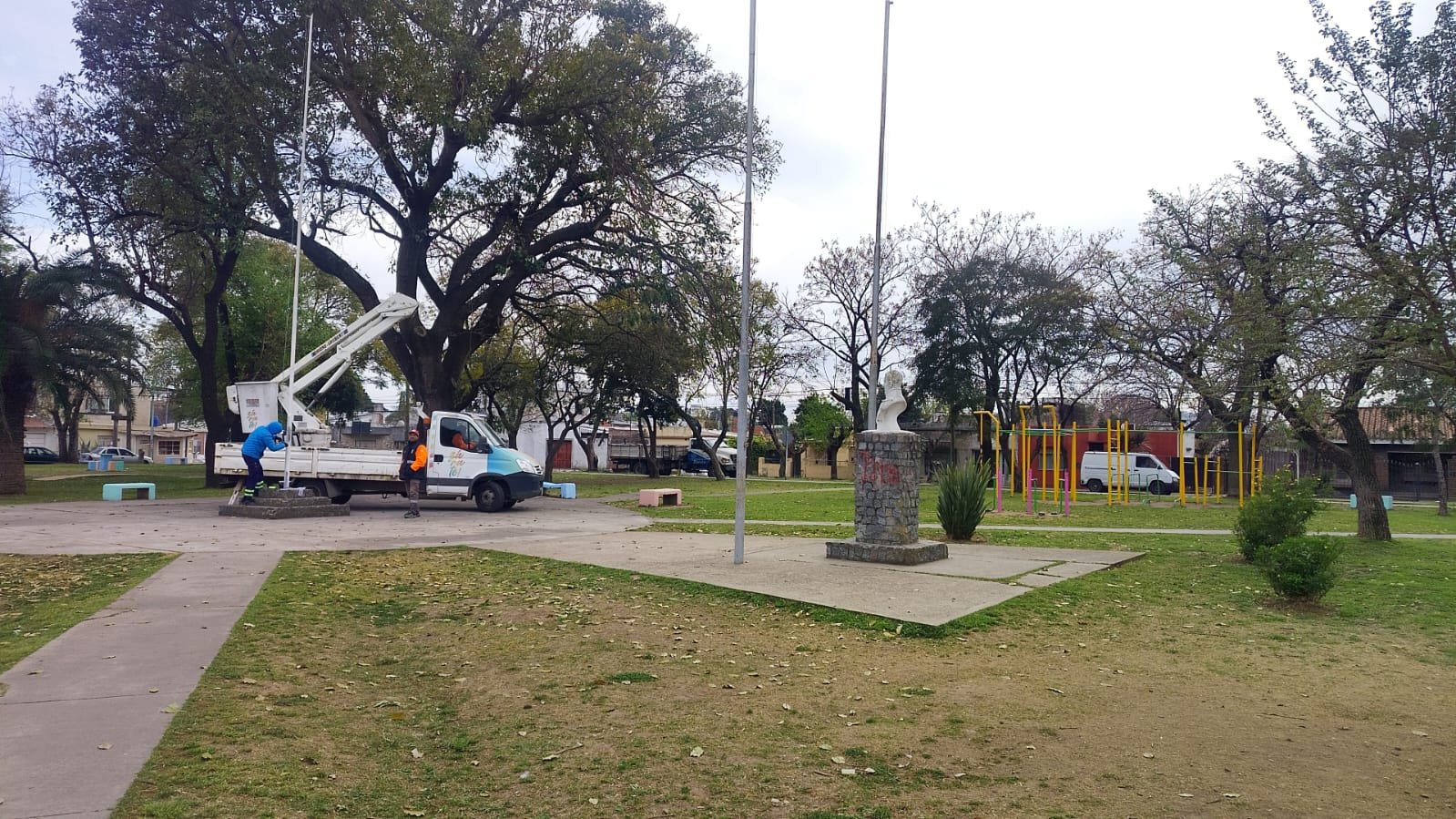 El Municipio realiza trabajos de mantenimiento y puesta en valor en la Plaza Manuel Belgrano, junto con vacunación antirrábica y de calendario hasta las 13.