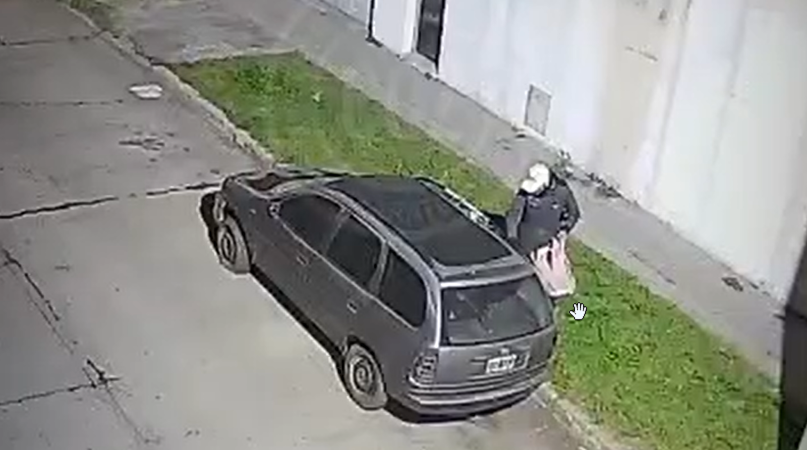 Hombre parado junto a un vehiculo