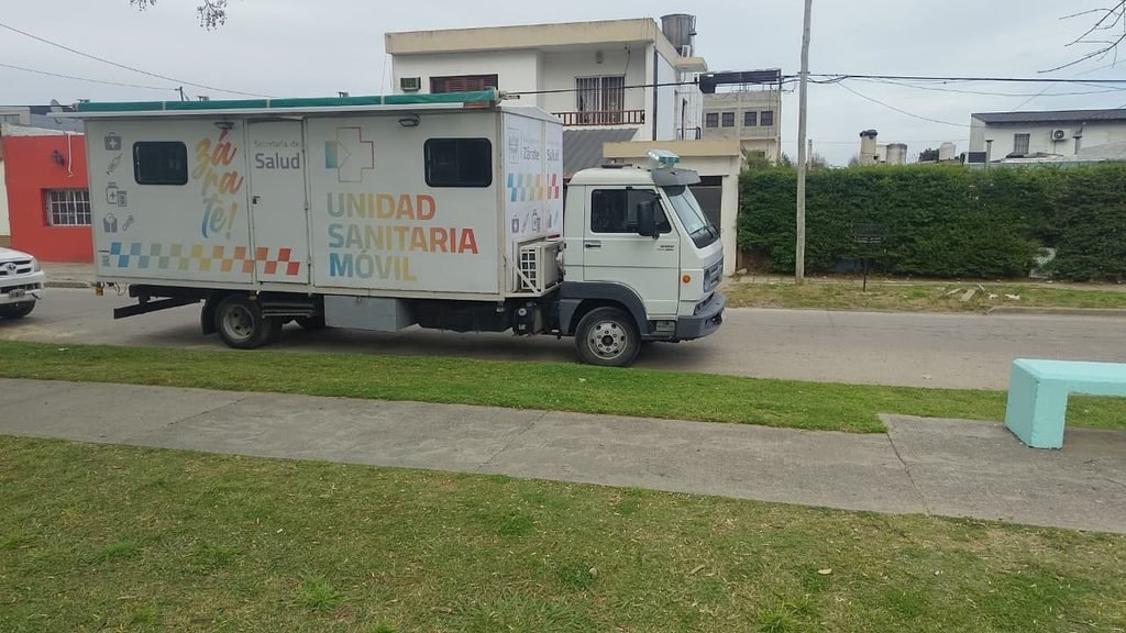 La Unidad Sanitaria Móvil participa del operativo con vacunación antirrábica y de calendario.