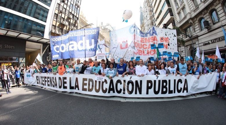 Movilización de docentes universitarios en defensa de la educación pública