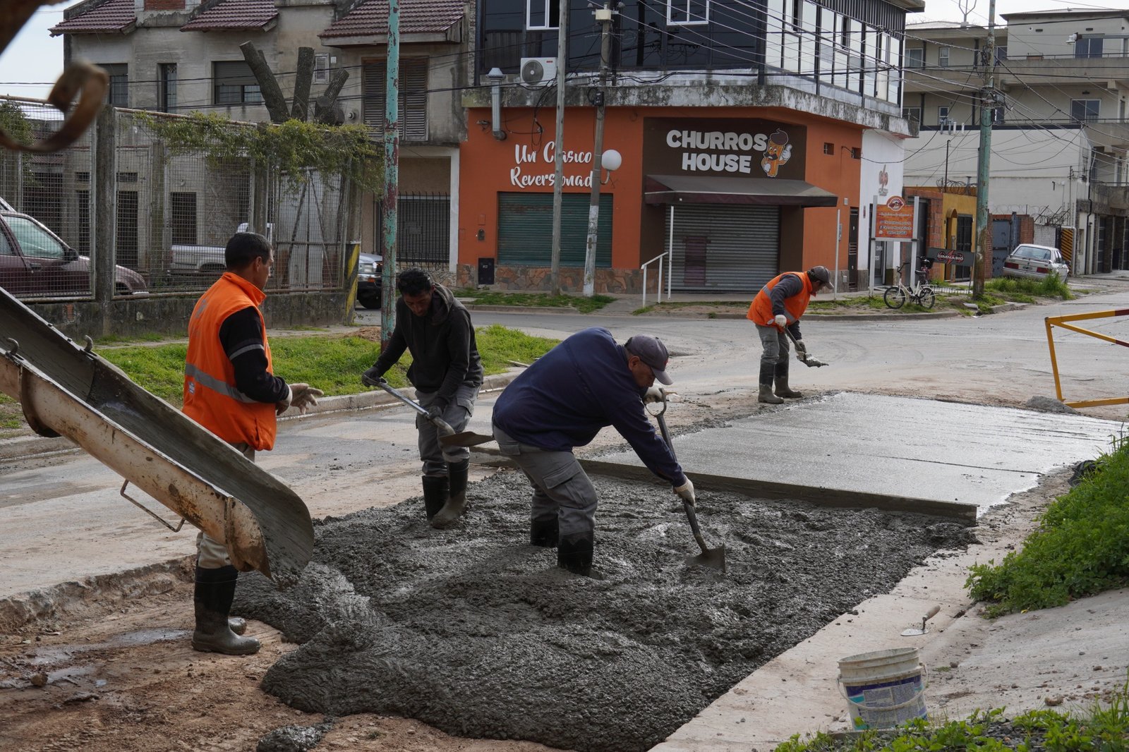 Obreros municipales trabajando junto a un camión hormigonero