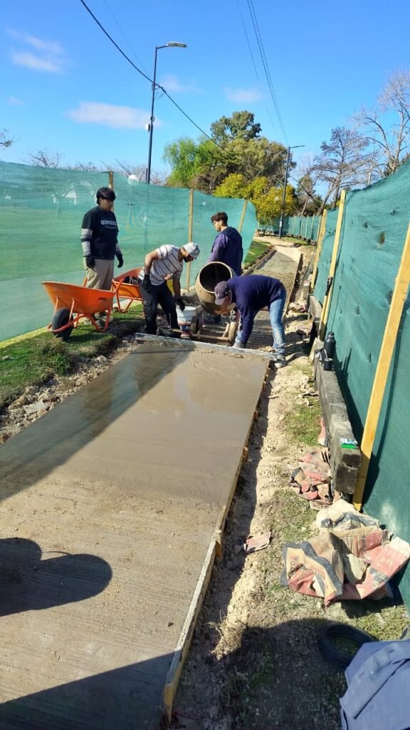 Trabajadores realizan tareas de remodelación en la Costanera Norte de Zárate