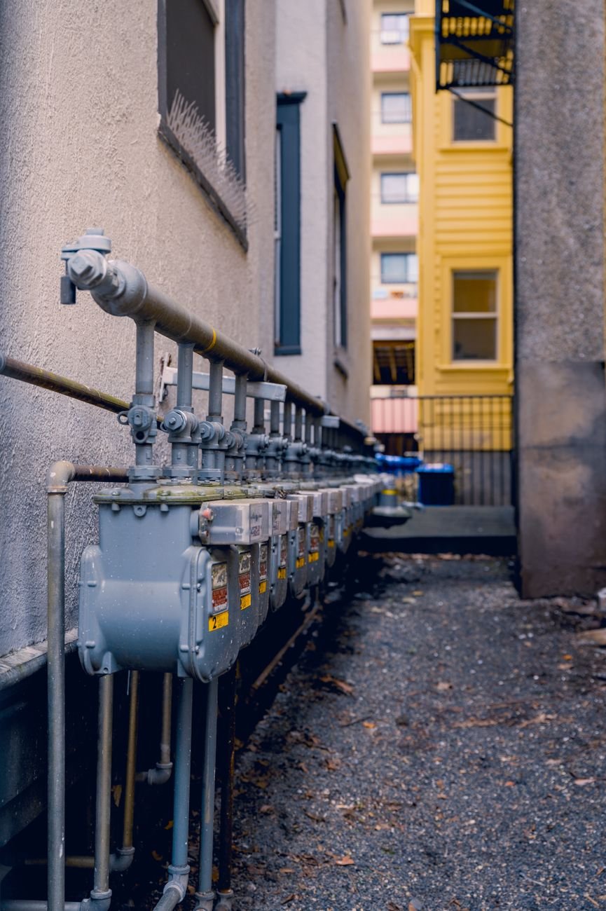 Medidores de gas instalados en la fachada de un edificio; imagen ilustrativa