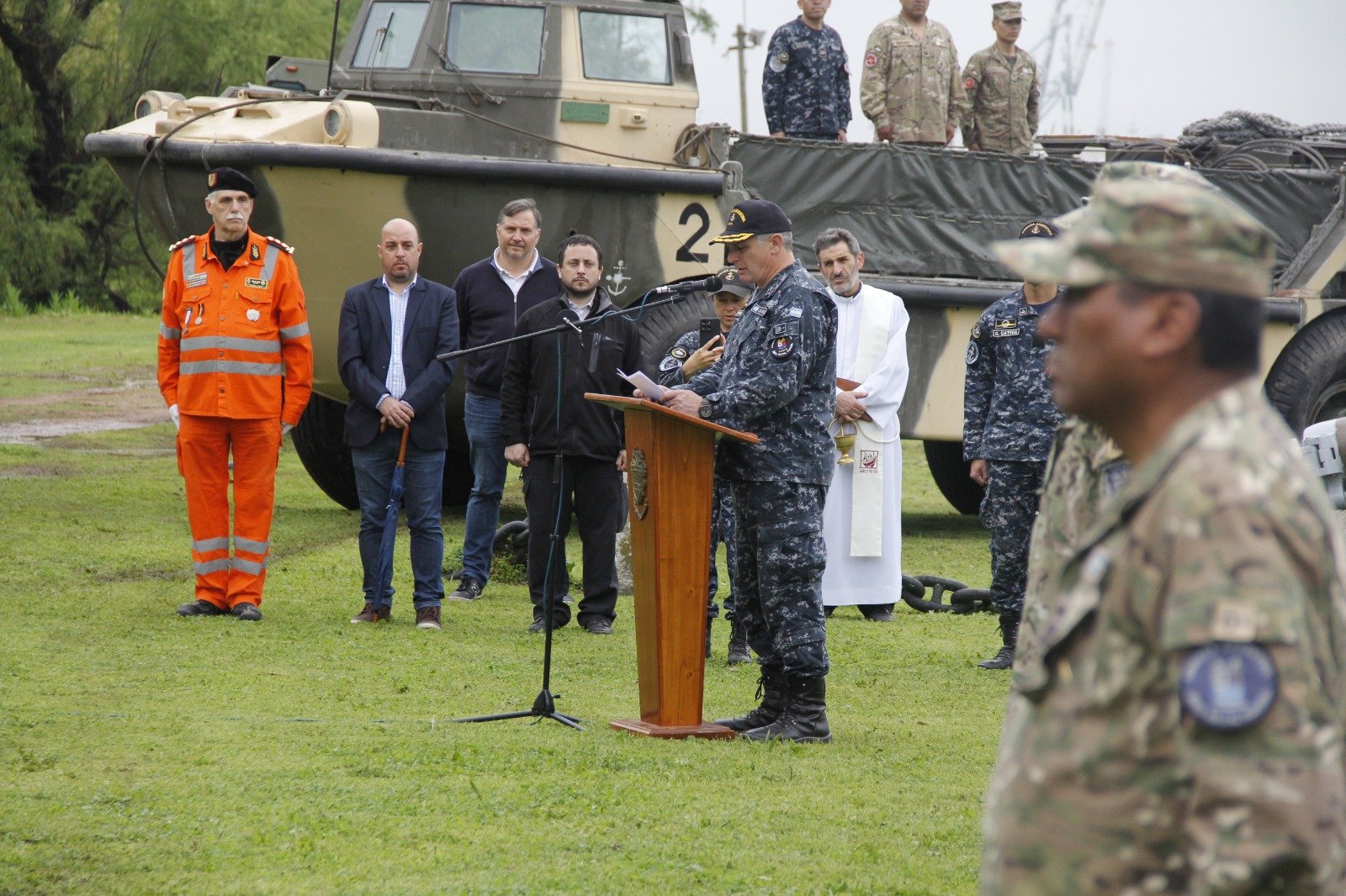 Autoridades y personal de la Armada durante el acto de zarpada en Zárate.