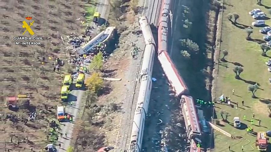 Vista aérea real de los trenes AVE e Iryo accidentados en Urda, Toledo, el 28 de octubre de 2026, difundida por la Guardia Civil.