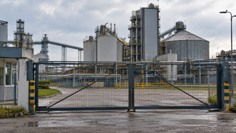 Ilustración de un complejo industrial con sus portones cerrados, para acompañar la noticia sobre Bunge Campana.