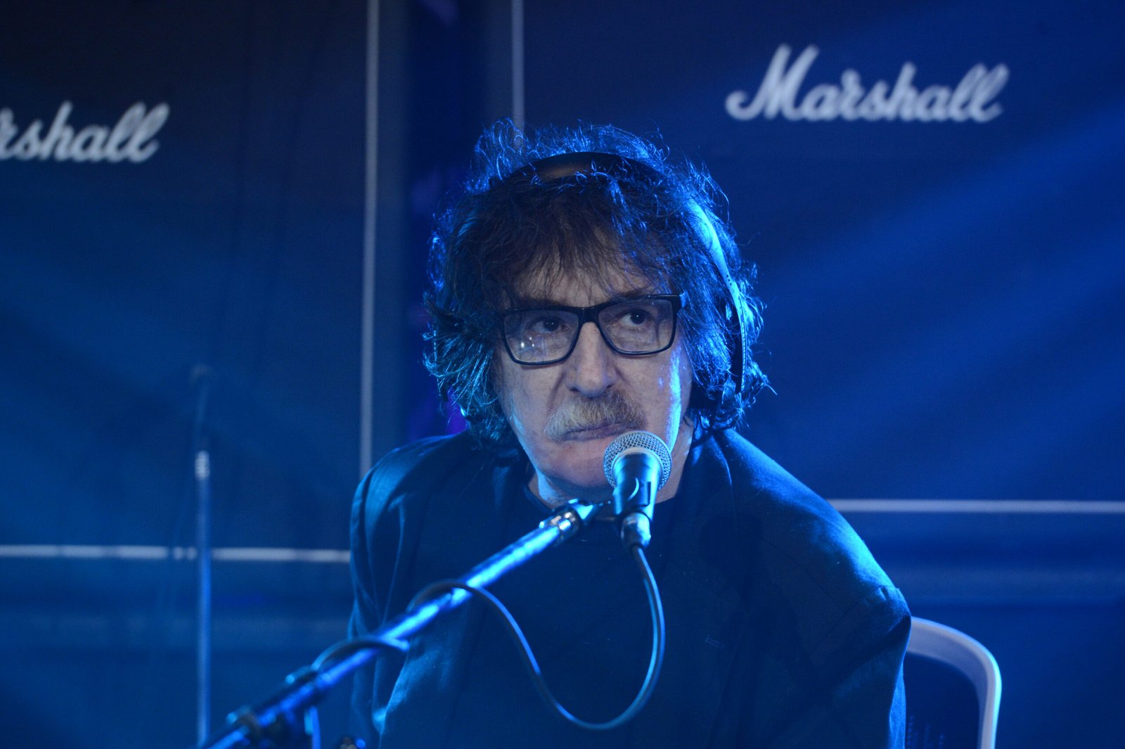 Charly García canta al micrófono durante el homenaje a Gustavo Cerati en 2014