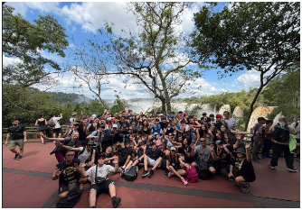 Estudiantes de Zárate ganadores de Costa Joven 2026 durante su viaje a las Cataratas del Iguazú.