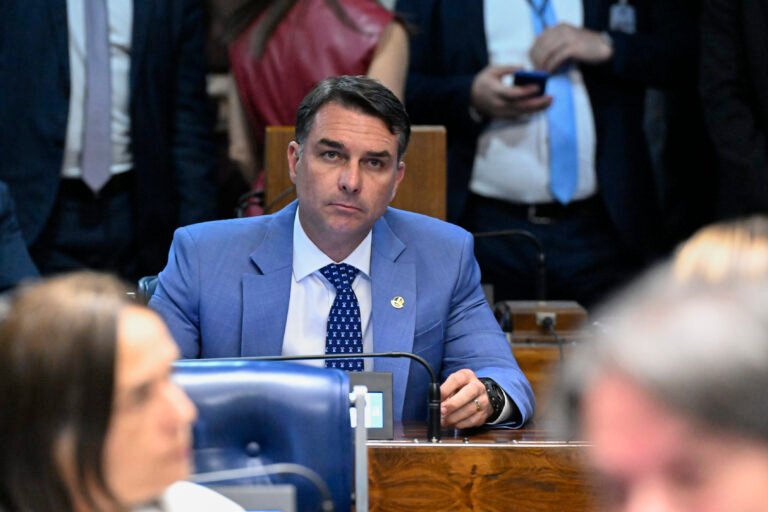 Flávio Bolsonaro, senador brasileño, fotografiado durante una sesión legislativa en septiembre de 2026.