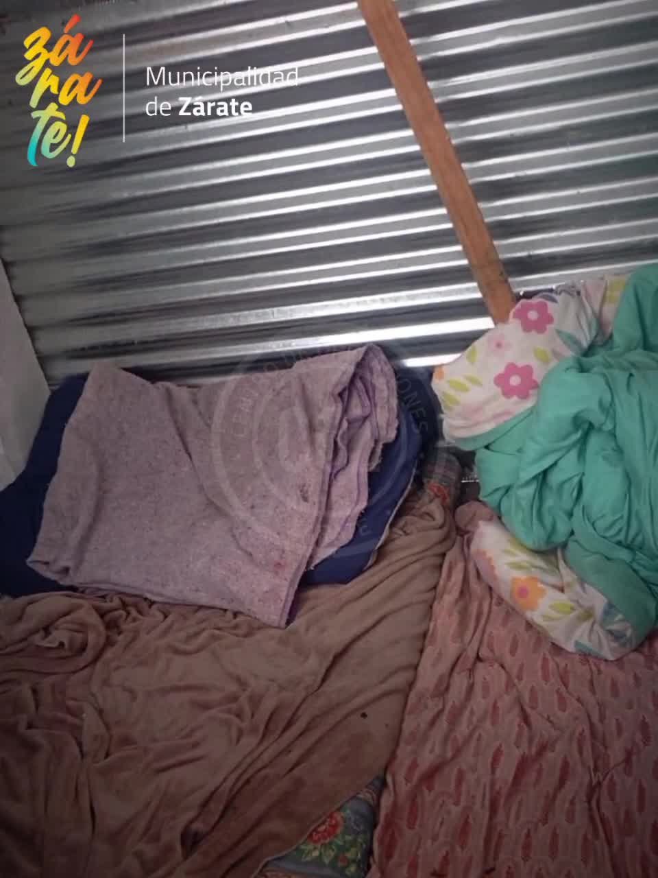 Colchones, ropa y bolsos dentro de la garita intervenida en Costanera Norte