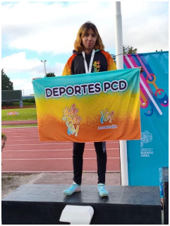 Camila Morello en el podio tras conseguir la medalla de plata en los 100 metros de atletismo PCD.