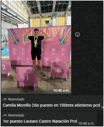 Lautaro Castro con su medalla de oro en natación PCD