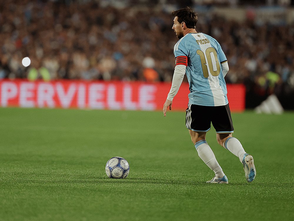 Lionel Messi con la camiseta número 10 de la Selección Argentina en el estadio Monumental