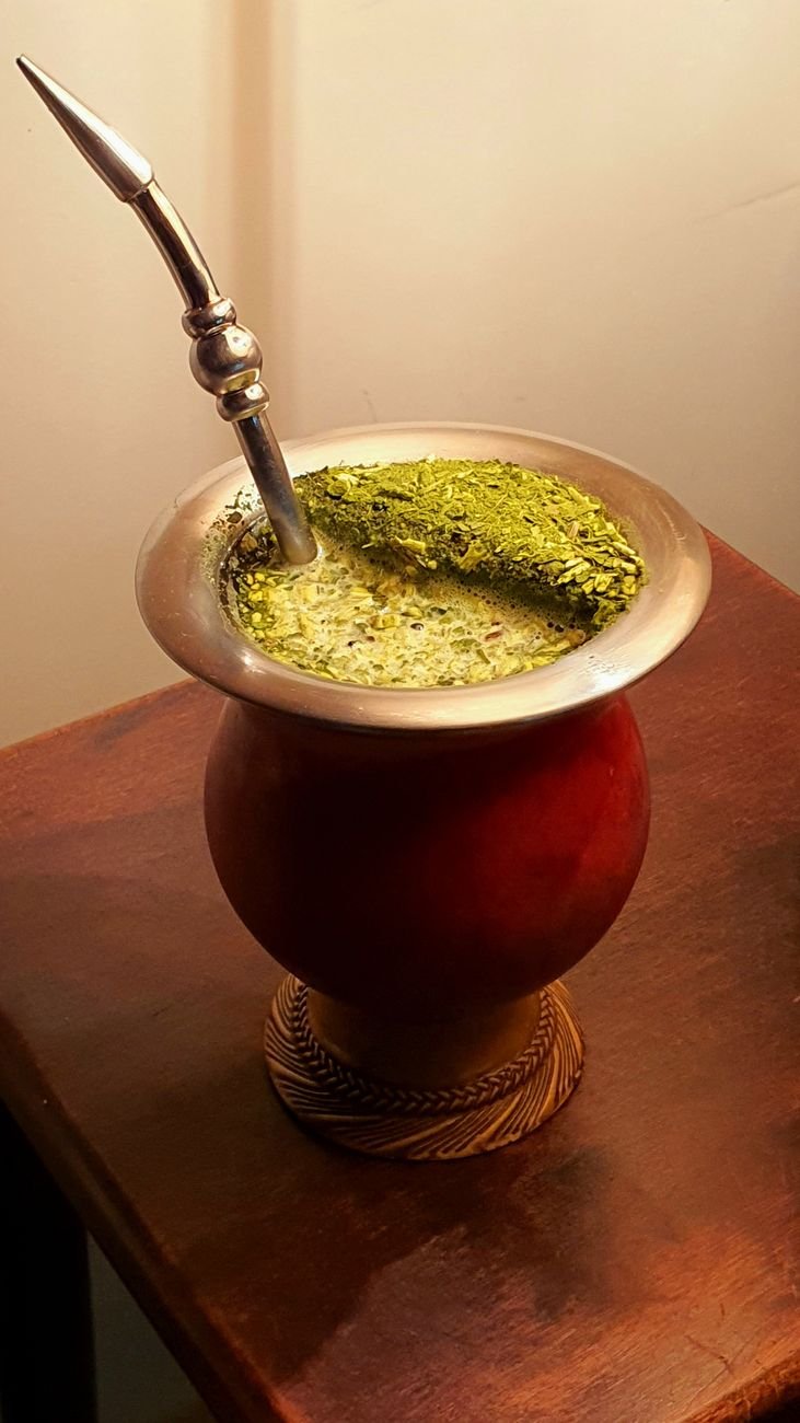 Mate con yerba y bombilla: imagen ilustrativa de la tradición matera