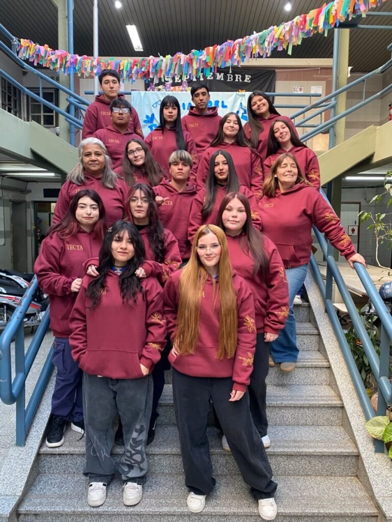 Cinco estudiantes y dos docentes de la Escuela Técnica 3 de Zárate posan con diplomas por el proyecto FrutiChía.