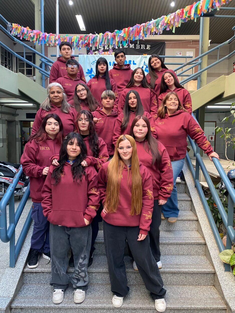 Cinco estudiantes y dos docentes de la Escuela Técnica 3 de Zárate posan con diplomas por el proyecto FrutiChía.