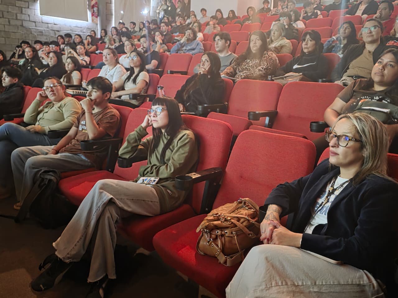 Participantes en el auditorio durante el Curso Básico Inicial de operarios industriales en Zárate.